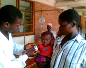 father-in-malawi-sees-firsthand-the-success-of-a-nutrition-program-in-treating-his-daughter-680x544